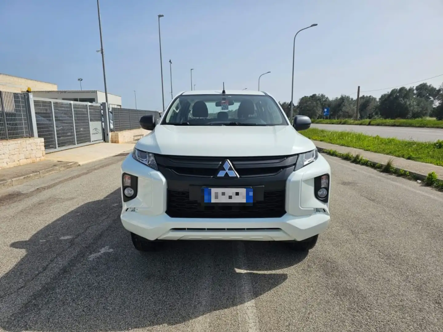 Mitsubishi L200 2.3 D Club Cab 4x4 Invite Connect 5 POSTI N1 Blanc - 2