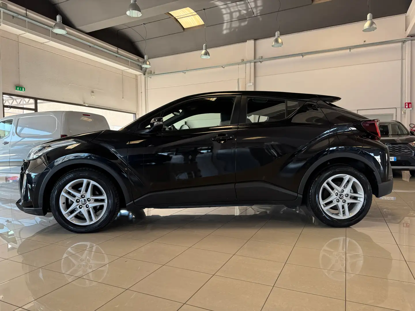 Toyota C-HR 1.8 Hybrid E-CVT Business NAVI FULL LED CAMERA Zwart - 2