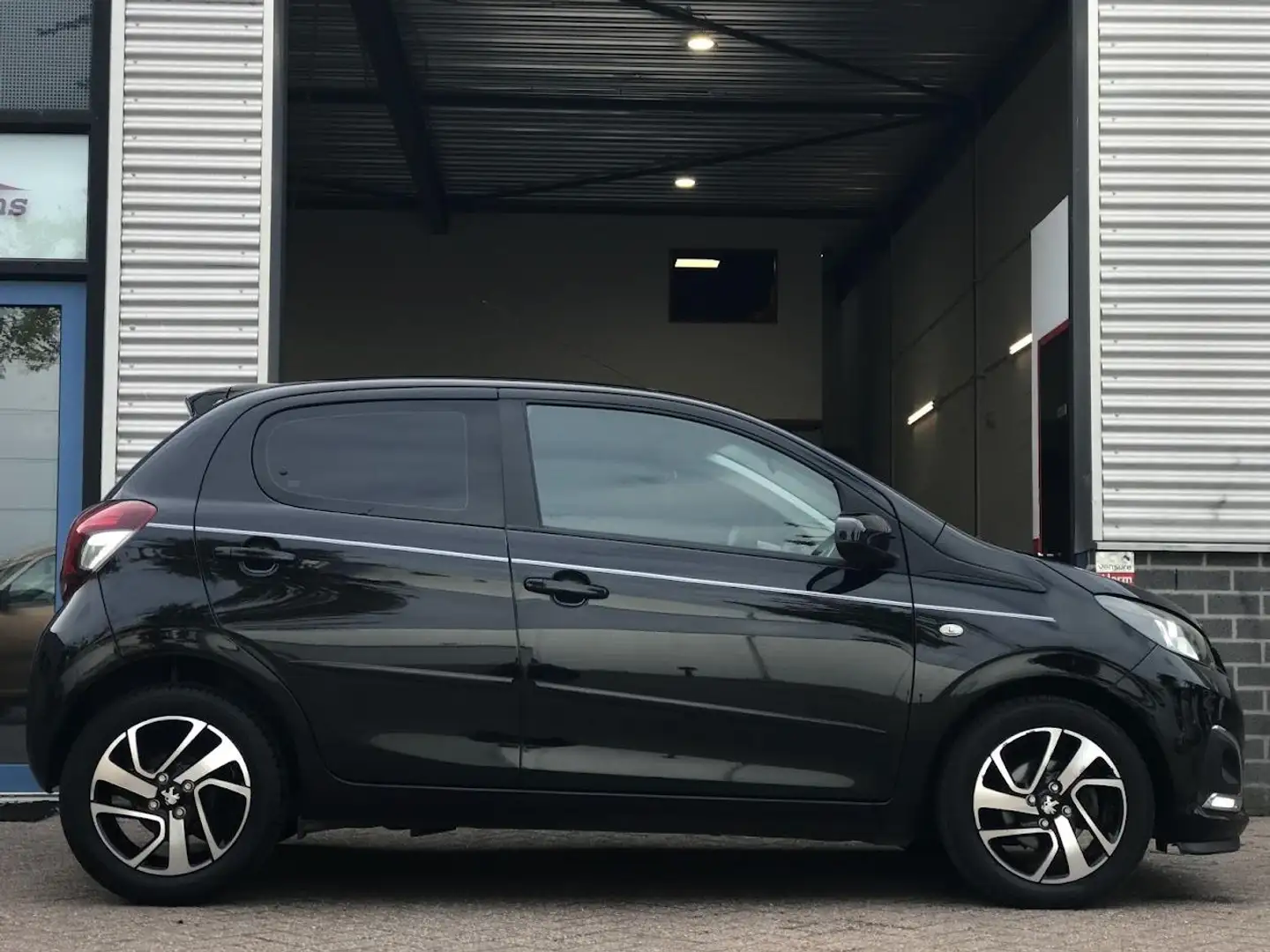 Peugeot 108 1.2 VTi Allure|Airco|Bluetooth|Cruise|Sport Zwart - 2