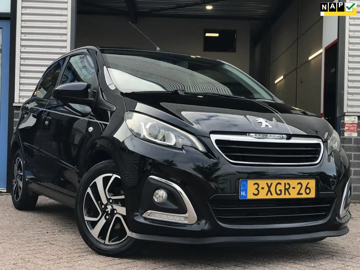 Peugeot 108 1.2 VTi Allure|Airco|Bluetooth|Cruise|Sport Zwart - 1