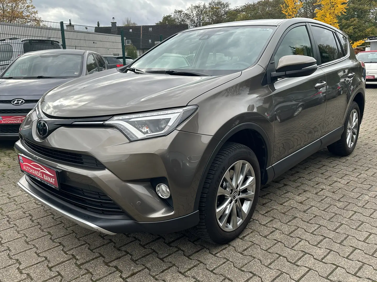 Toyota RAV 4 Edition WENIG KM TÜV NEU Braun - 1