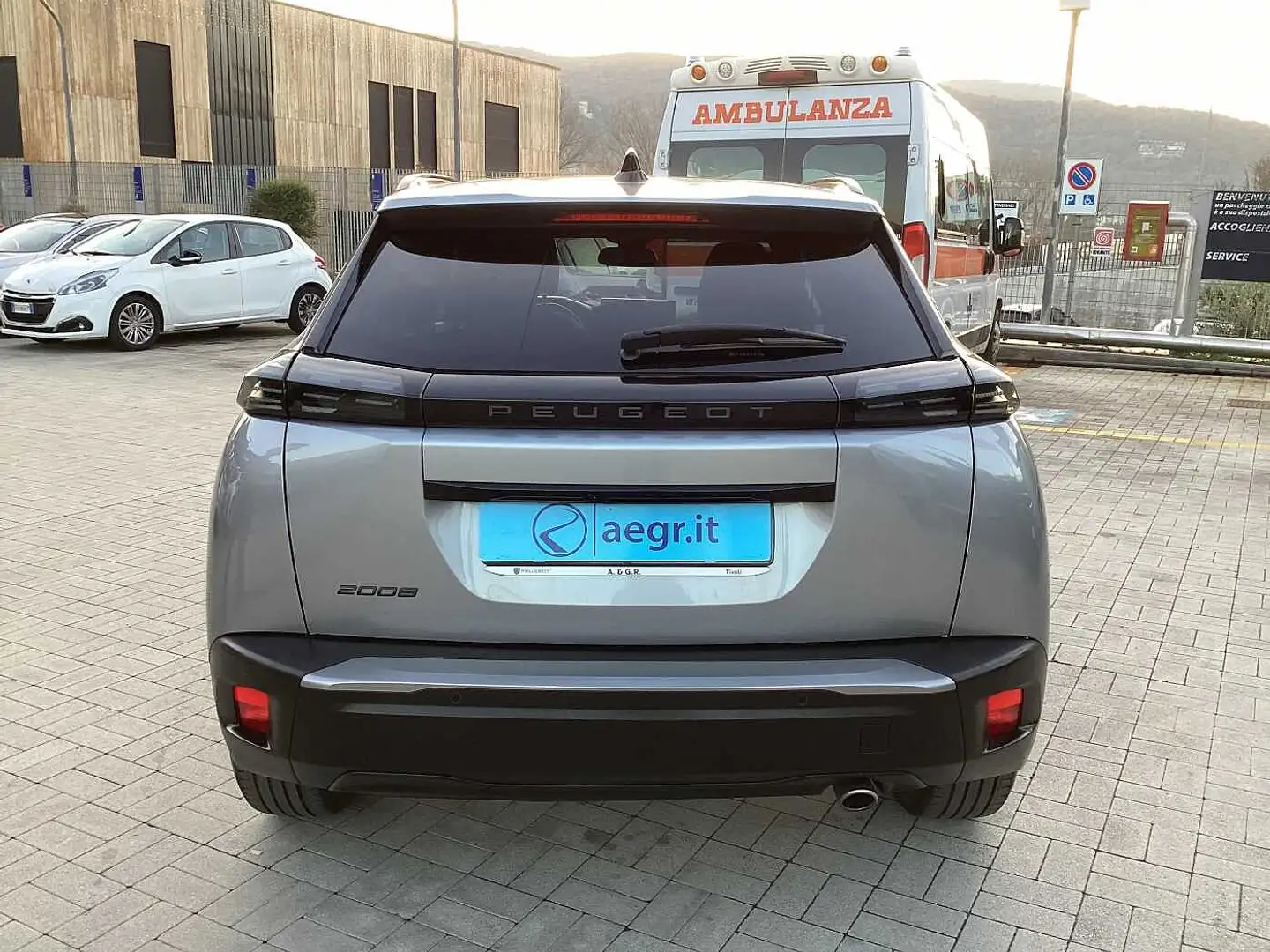 Peugeot 2008 2ª serie BlueHDi 130 S&S EAT8 Allure Gris - 2