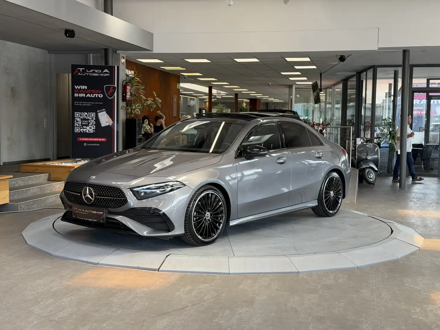 Mercedes-Benz A 220 4-Matic 1-Hand AMG-Paket Aut. *Pano*Navi*Kamera*Ke Grau - 1