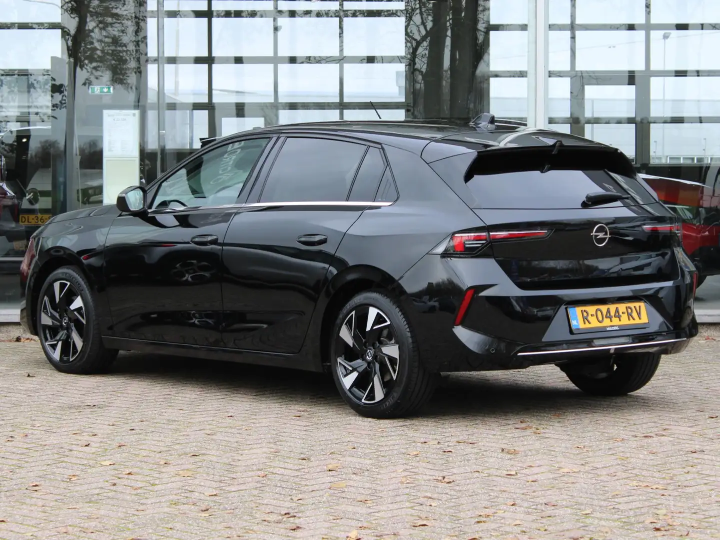 Opel Astra 1.2T Elegance | Camera / Stoelverw. / Navi Zwart - 2