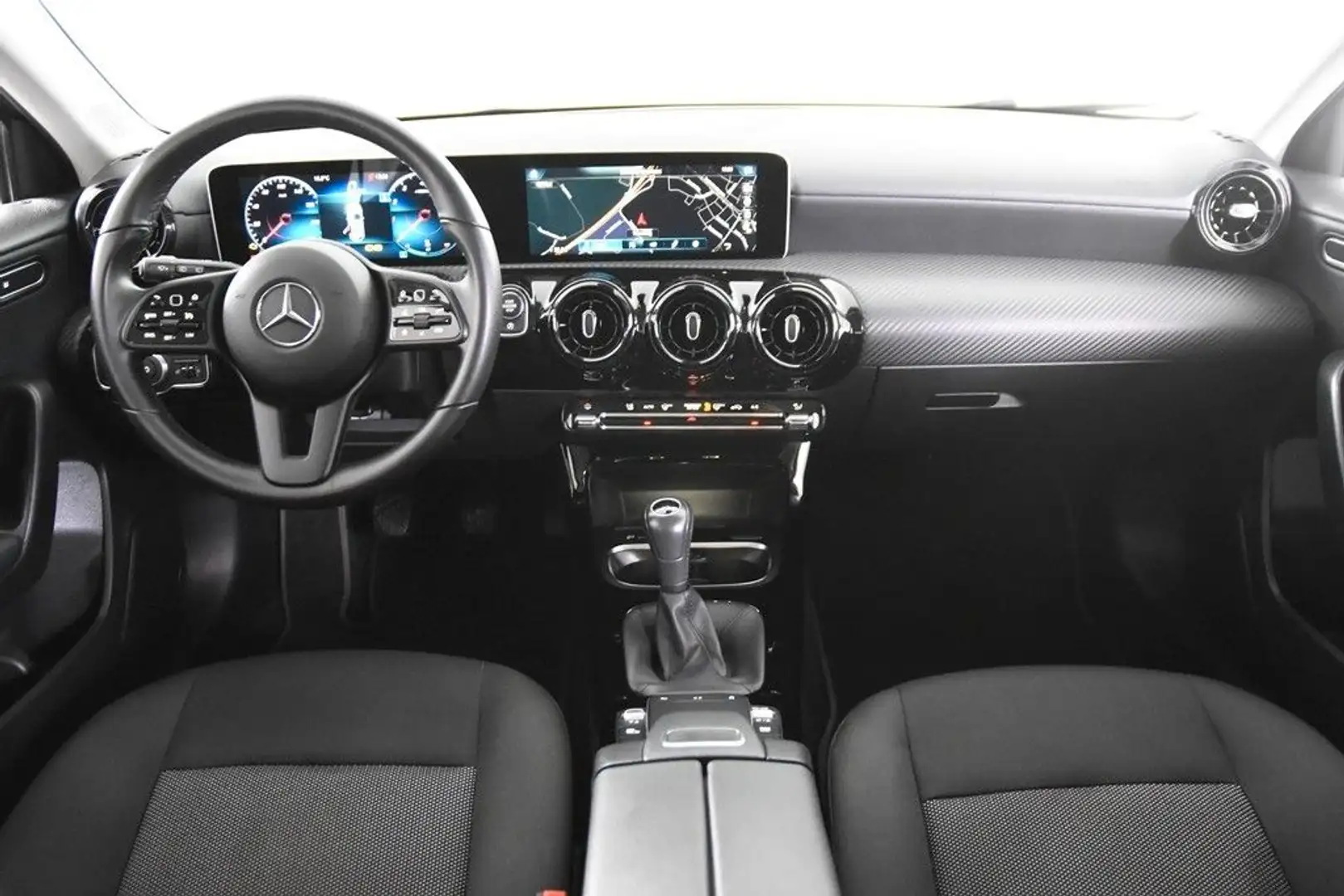 Mercedes-Benz A 180 *1.Hand*18"AMG*Night*SHZ* Grijs - 2