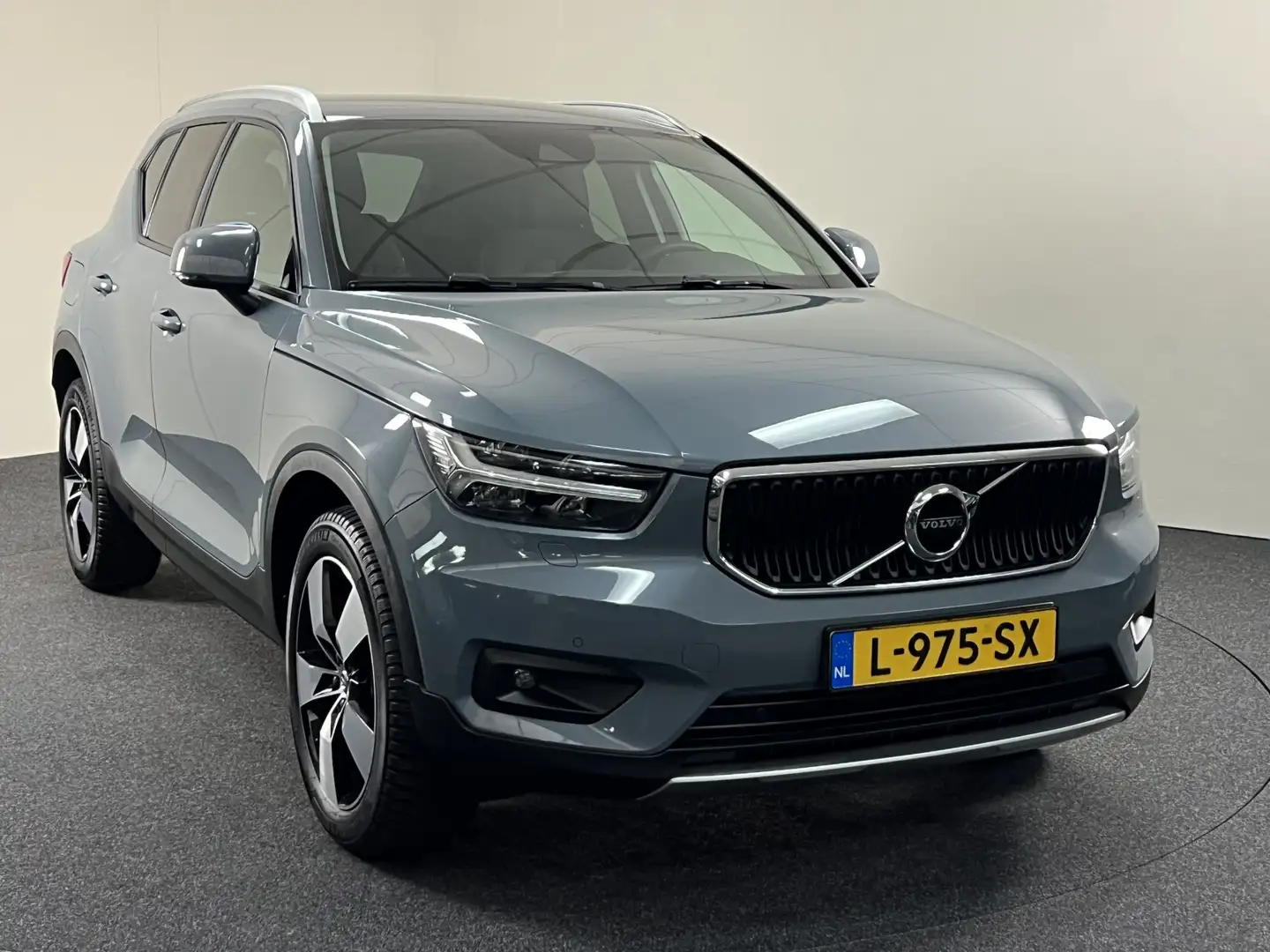 Volvo XC40 1.5 T3 Momentum Pro Navi / Apple / Stoel & stuurve Grijs - 2