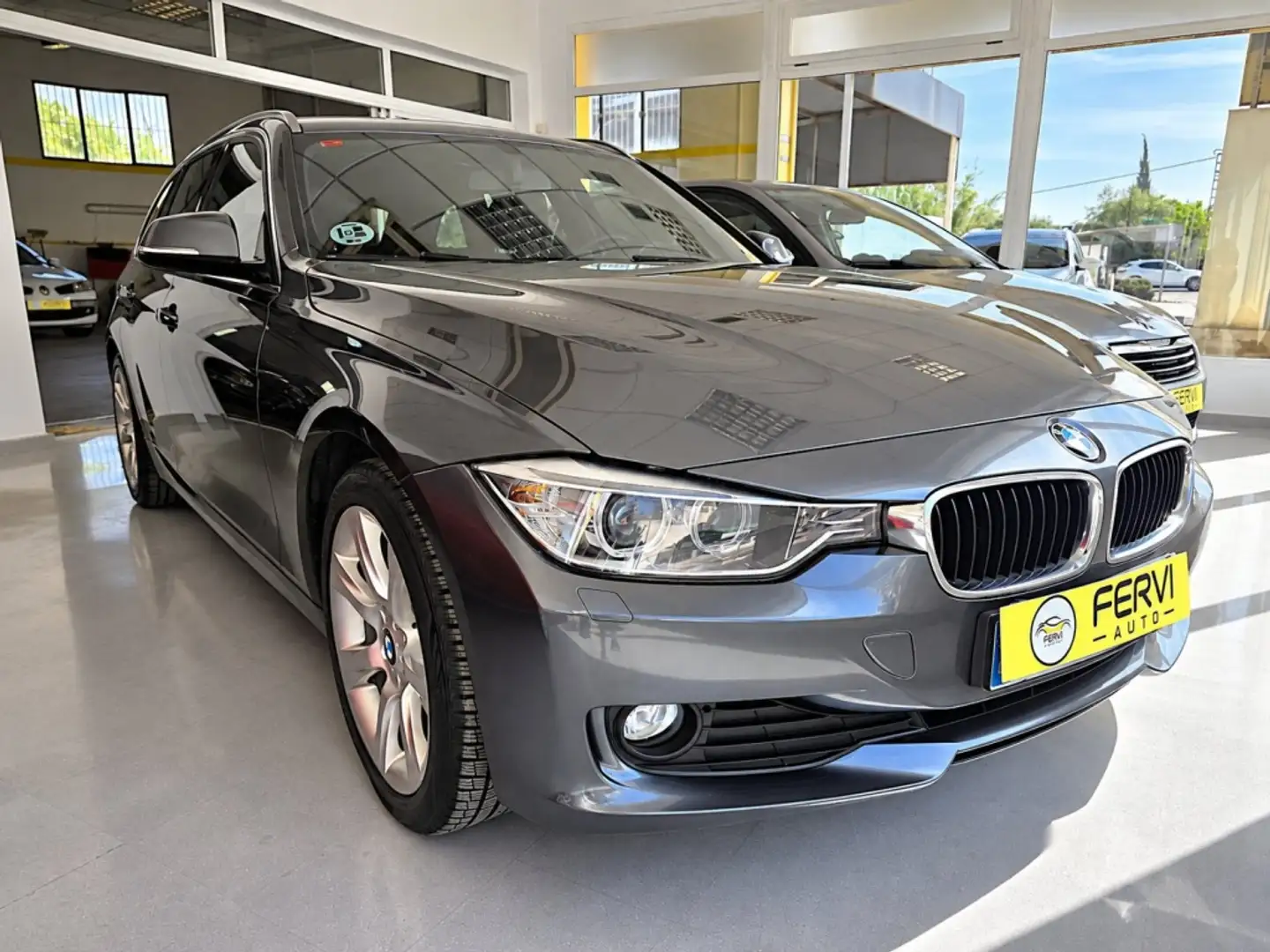 BMW 320 320d Touring xDrive Gris - 1