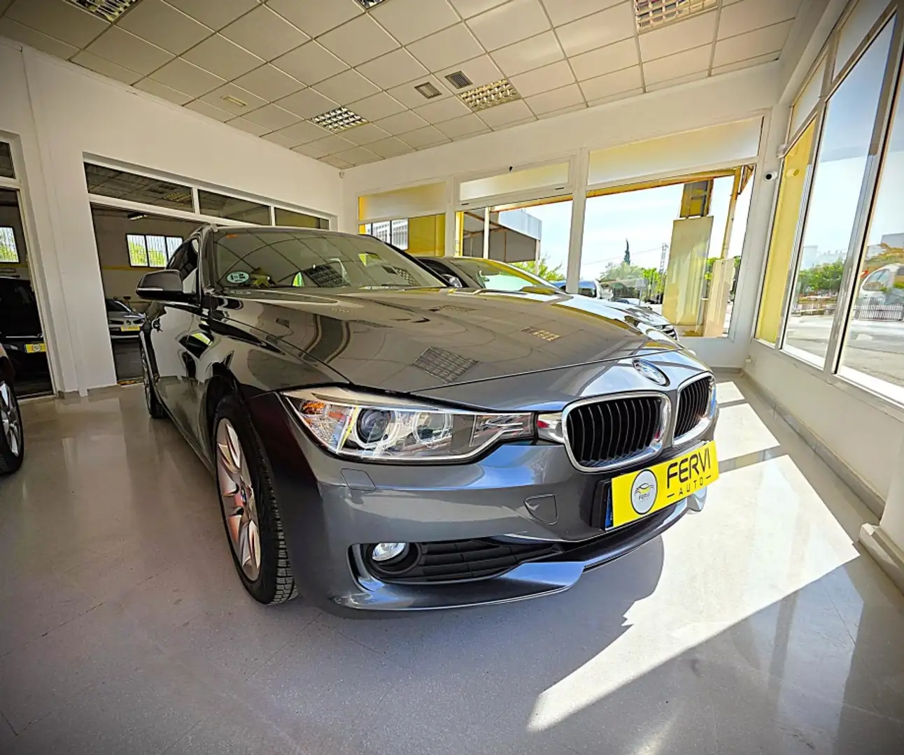 BMW 320 320d Touring xDrive Gris - 2