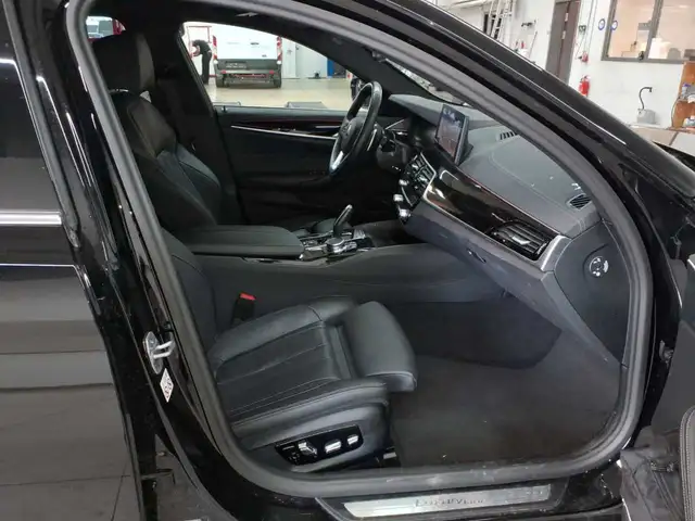BMW 5 Series view 8