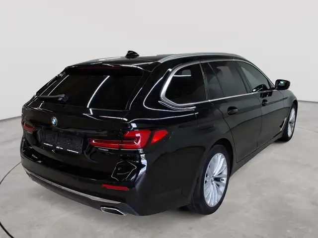 BMW 5 Series view 4