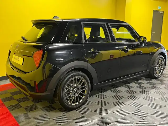 Mini Hatch view 17