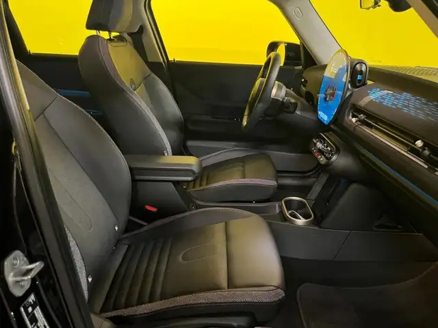 Mini Hatch view 3