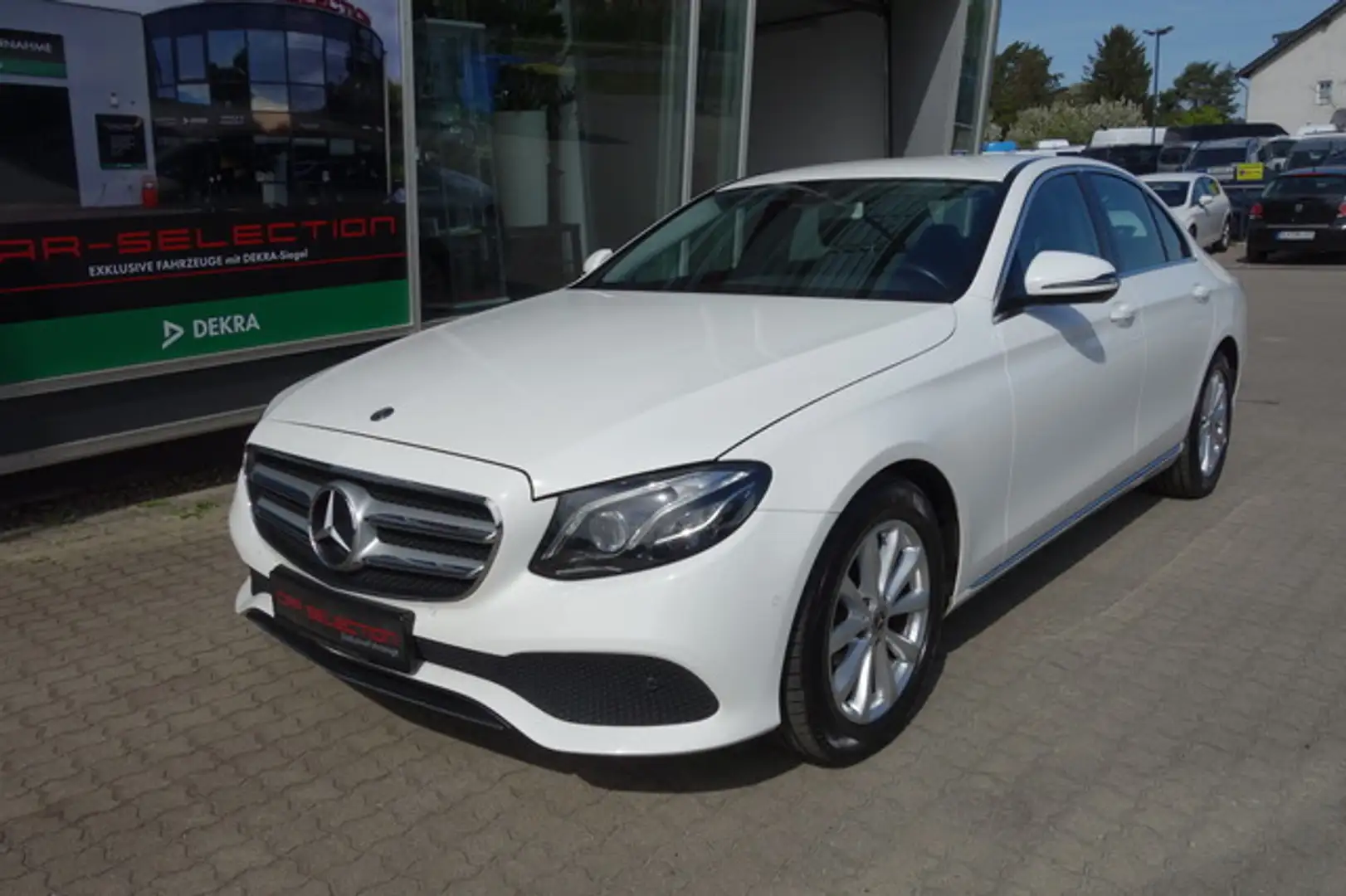 Mercedes-Benz E 220 d Limousine AVANTGARDE LED/KAM/TOTWIN/17" Weiß - 1