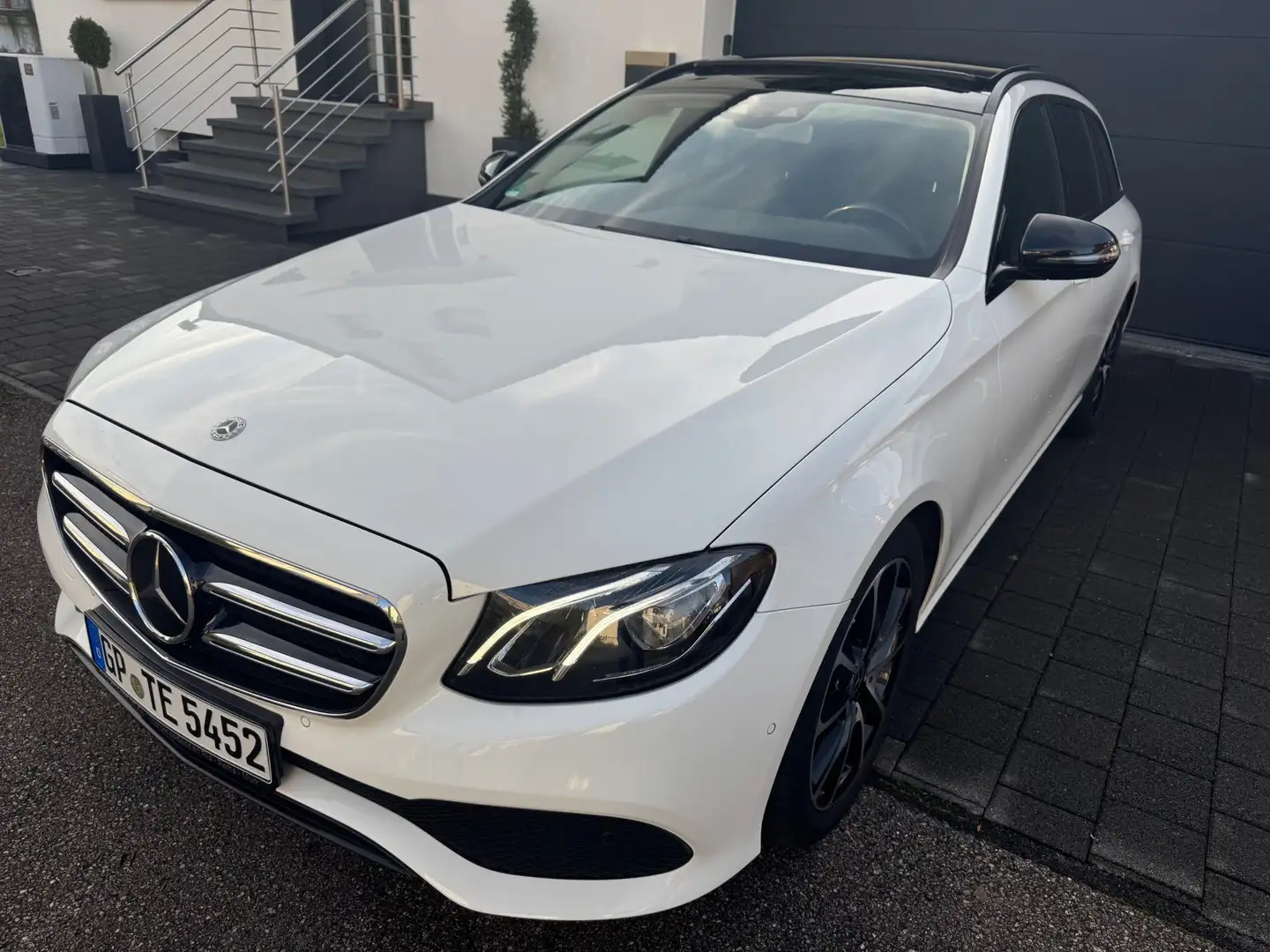 Mercedes-Benz E 220 d T 9G-TR Avantgarde *PANO/LED/NIGHT/DISTR/AHK/CAM Weiß - 1
