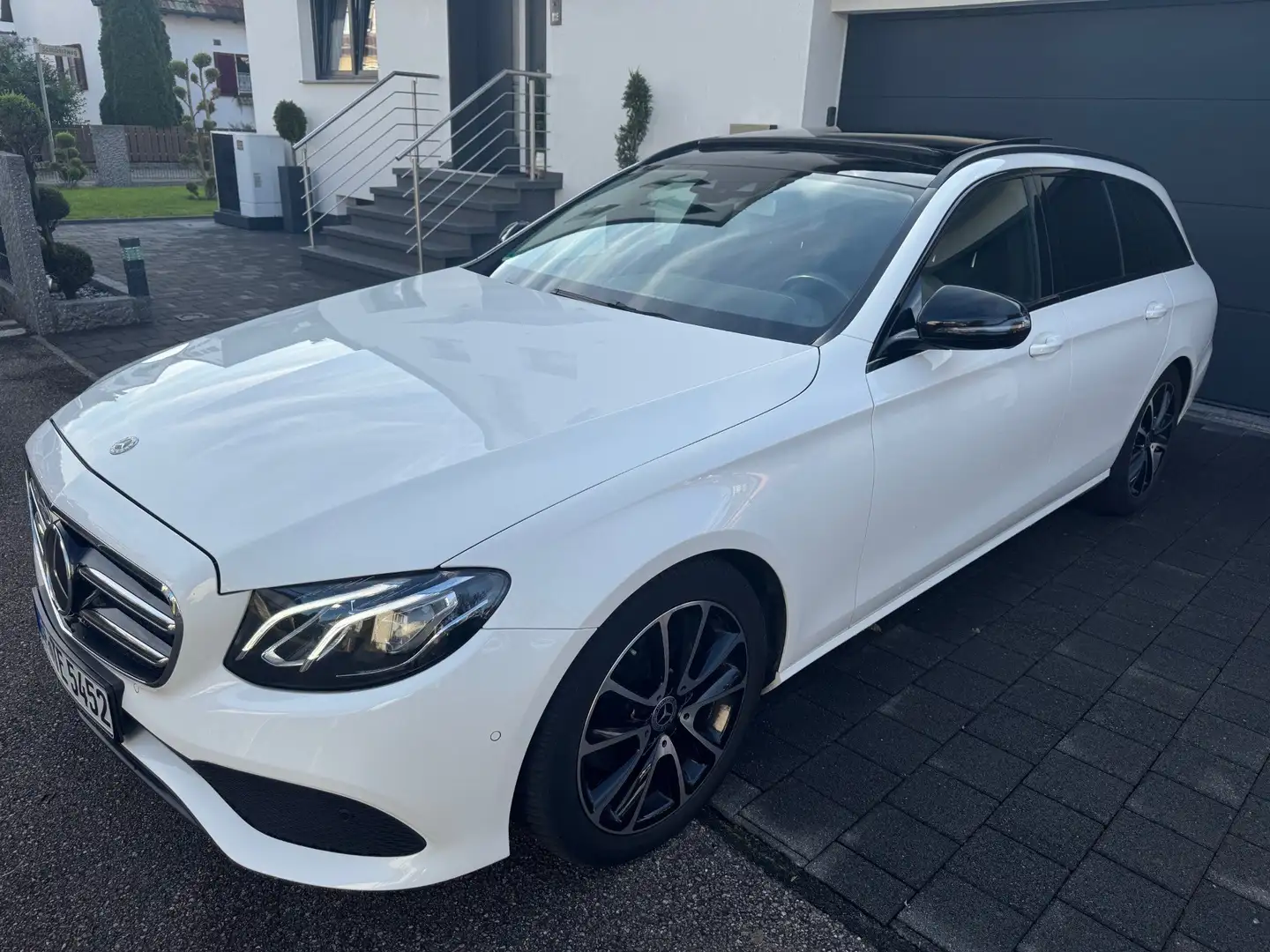 Mercedes-Benz E 220 d T 9G-TR Avantgarde *PANO/LED/NIGHT/DISTR/AHK/CAM Weiß - 2