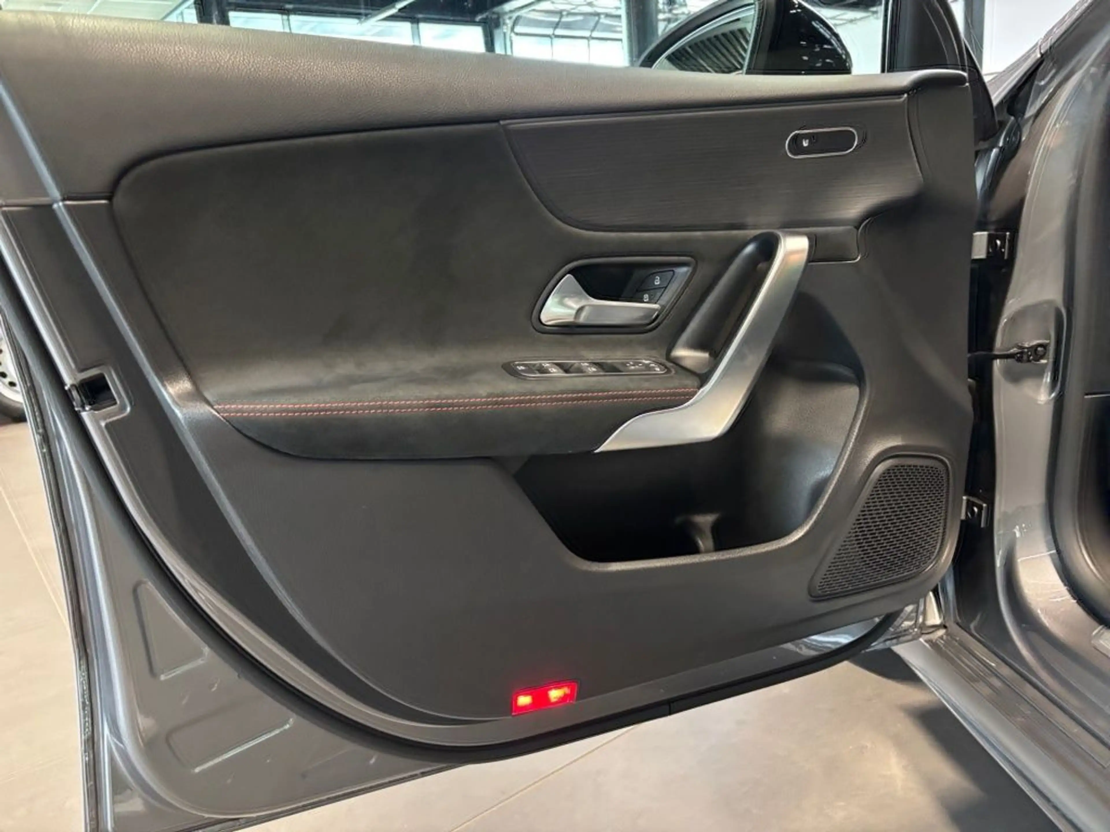 Mercedes-Benz A 200 d Kompaktlimousine +AMG+Night+MBUX+KAMERA — photo 4