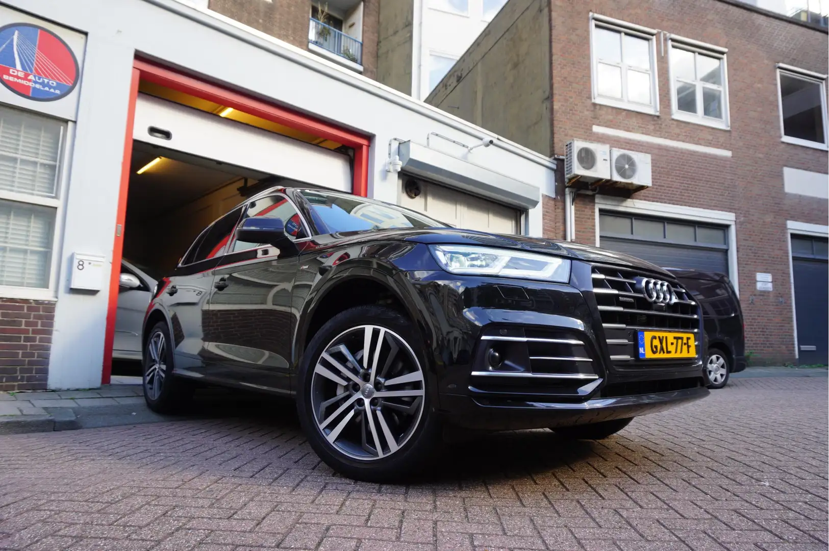 Audi Q5 55 TFSI e quattro Competition Aut7 | Black on Blac Schwarz - 2