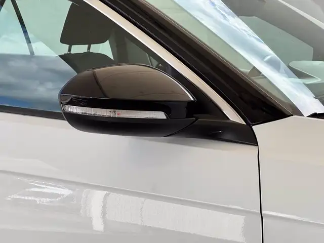 Volkswagen T-Roc view 16