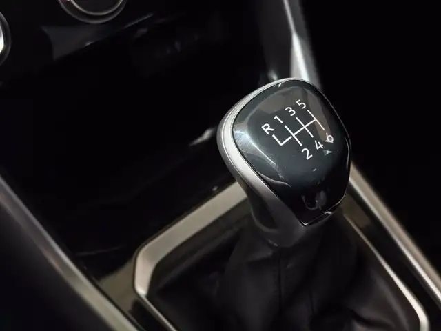 Volkswagen T-Roc view 26