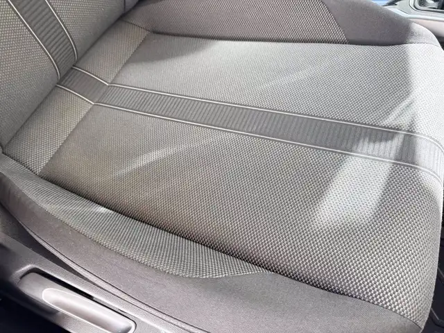 Volkswagen T-Roc view 9