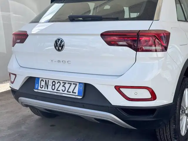 Volkswagen T-Roc view 18