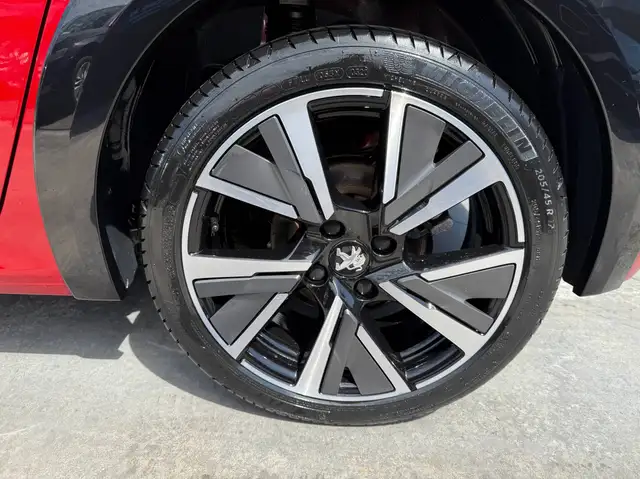Peugeot 208 view 11