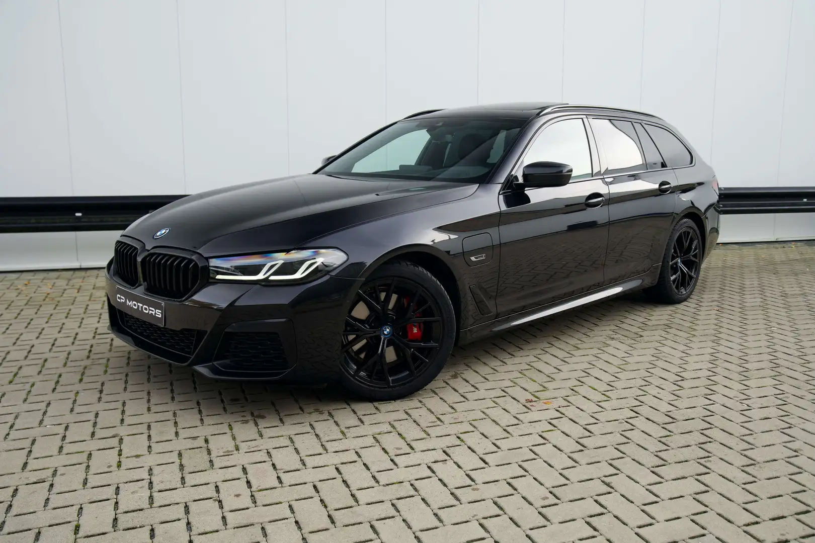 BMW 530 e TOURING  M-PAKKET  PANO  TREKHAAK  H\u0026K  BTW Noir - 1