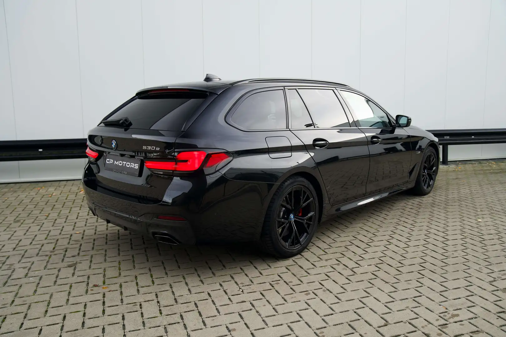 BMW 530 e TOURING  M-PAKKET  PANO  TREKHAAK  H\u0026K  BTW Noir - 2