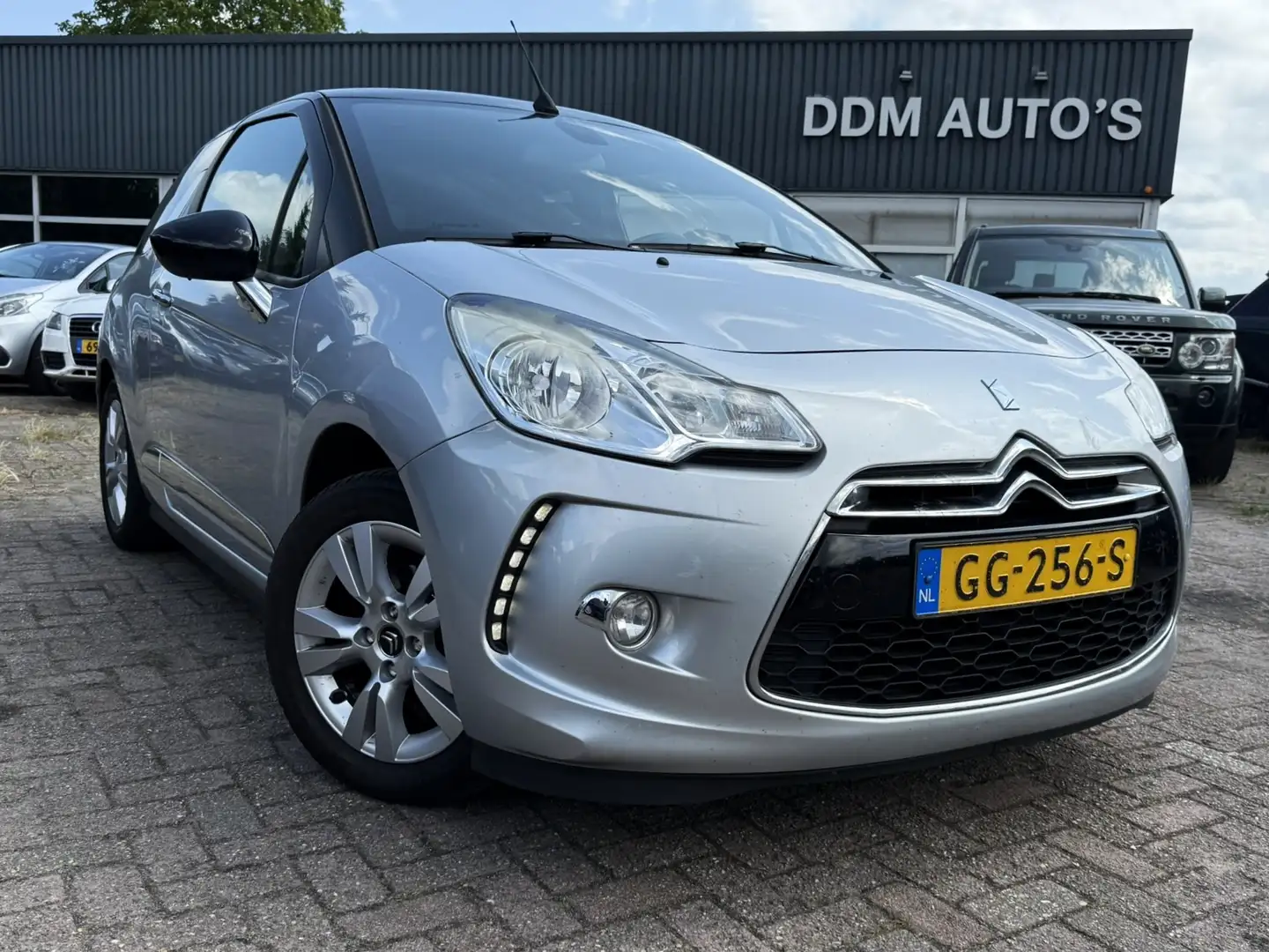 Citroen DS3 Cabrio 1.6 BLUE HDI SO CHIC NAVI/CAMERA/LEER Grijs - 2