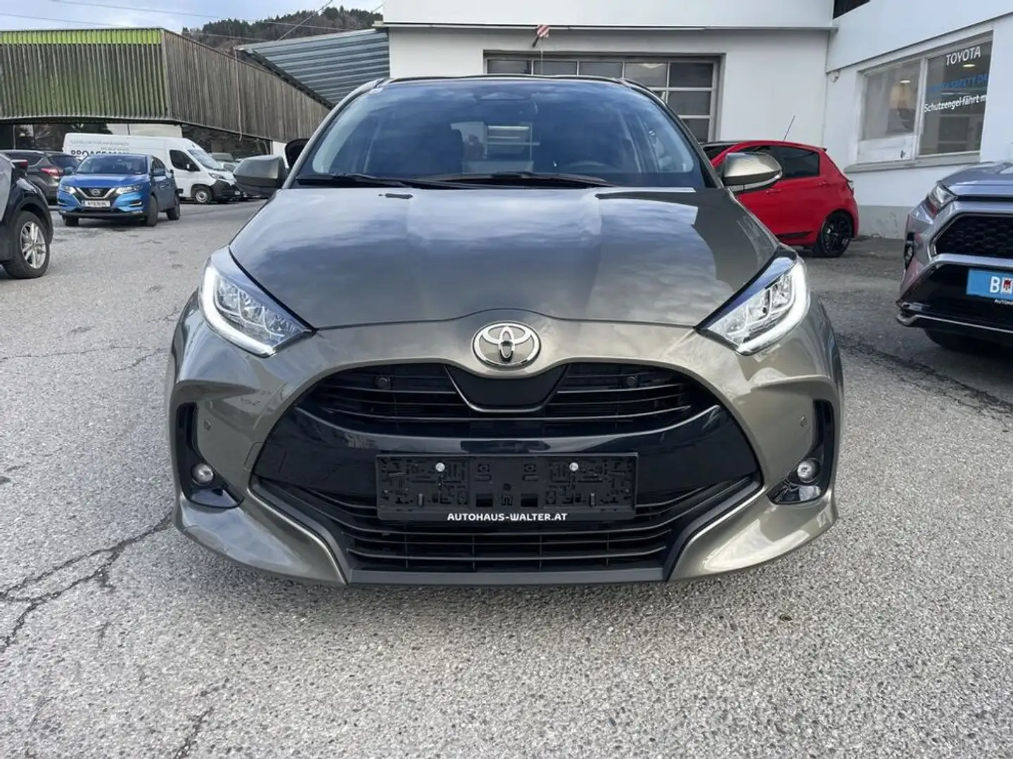 Toyota Yaris 1,5 VVT-i Hybrid Active Drive Braun - 2