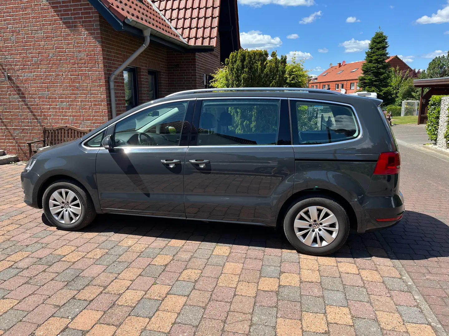 Volkswagen Sharan Comfortline  Navi  DSG  7 Sitzer , Kamera ,177 PS Grau - 1