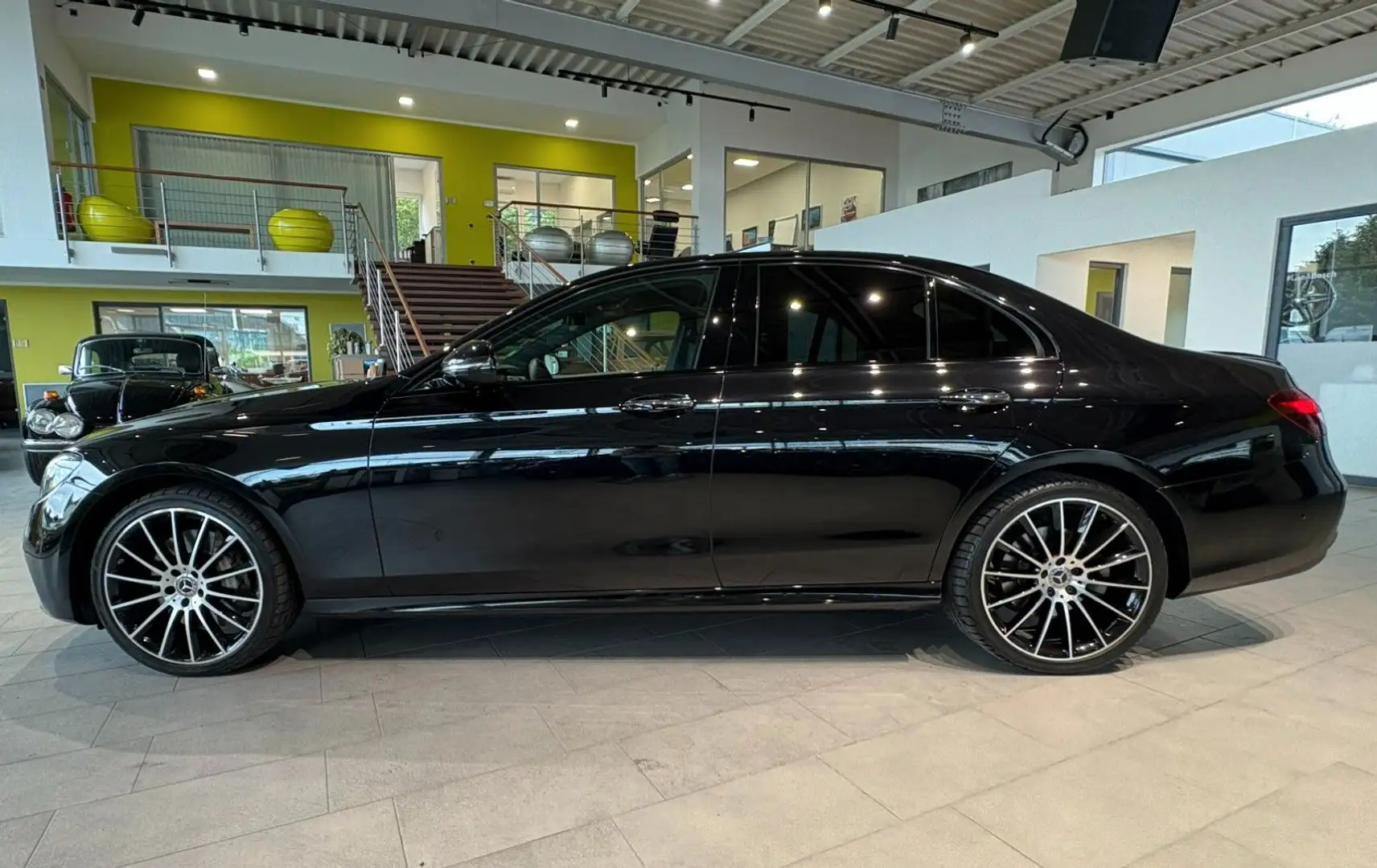Mercedes-Benz E 400 d 4Matic*AMG-LINE*MEMORY*ACC*SURROUND* Černá - 2