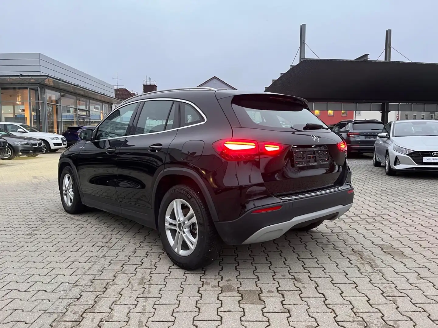 Mercedes-Benz GLA 180 *LED Navi Sitzh. Rückfahrkamera DAB* Schwarz - 2