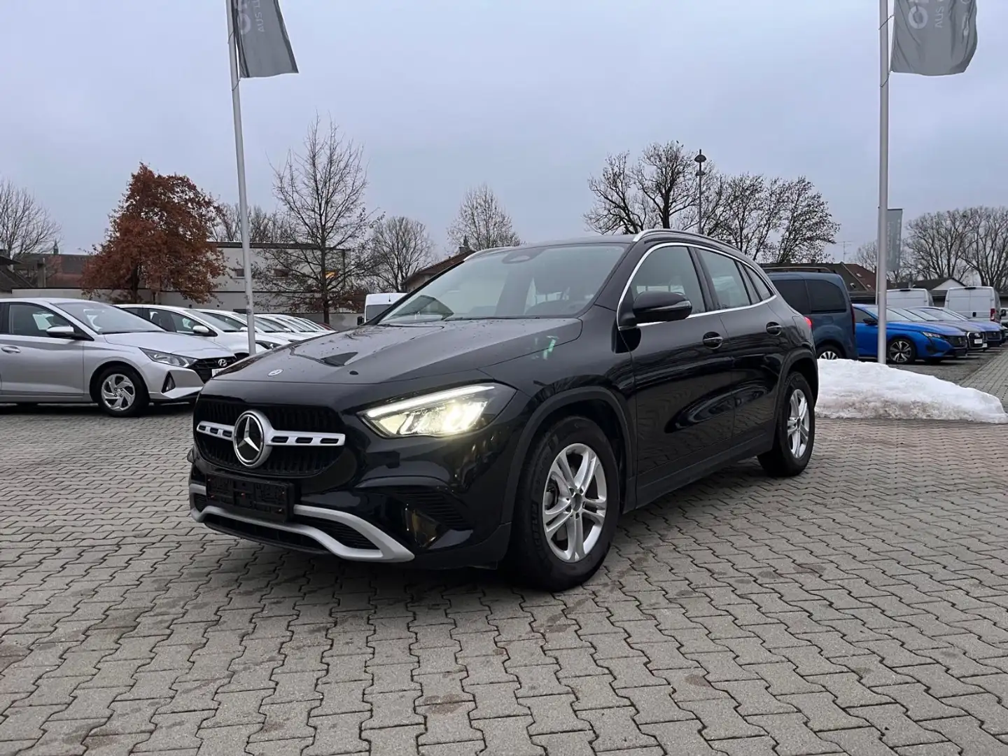 Mercedes-Benz GLA 180 *LED Navi Sitzh. Rückfahrkamera DAB* Schwarz - 1