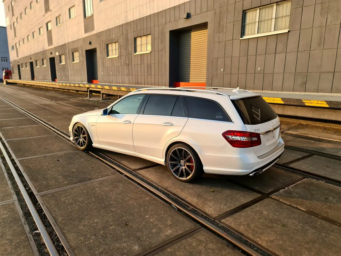 Mercedes-Benz E 63 AMG T Speedshift 7G-MCT DESIGNO AMG PERFORMANCE PACK - 1