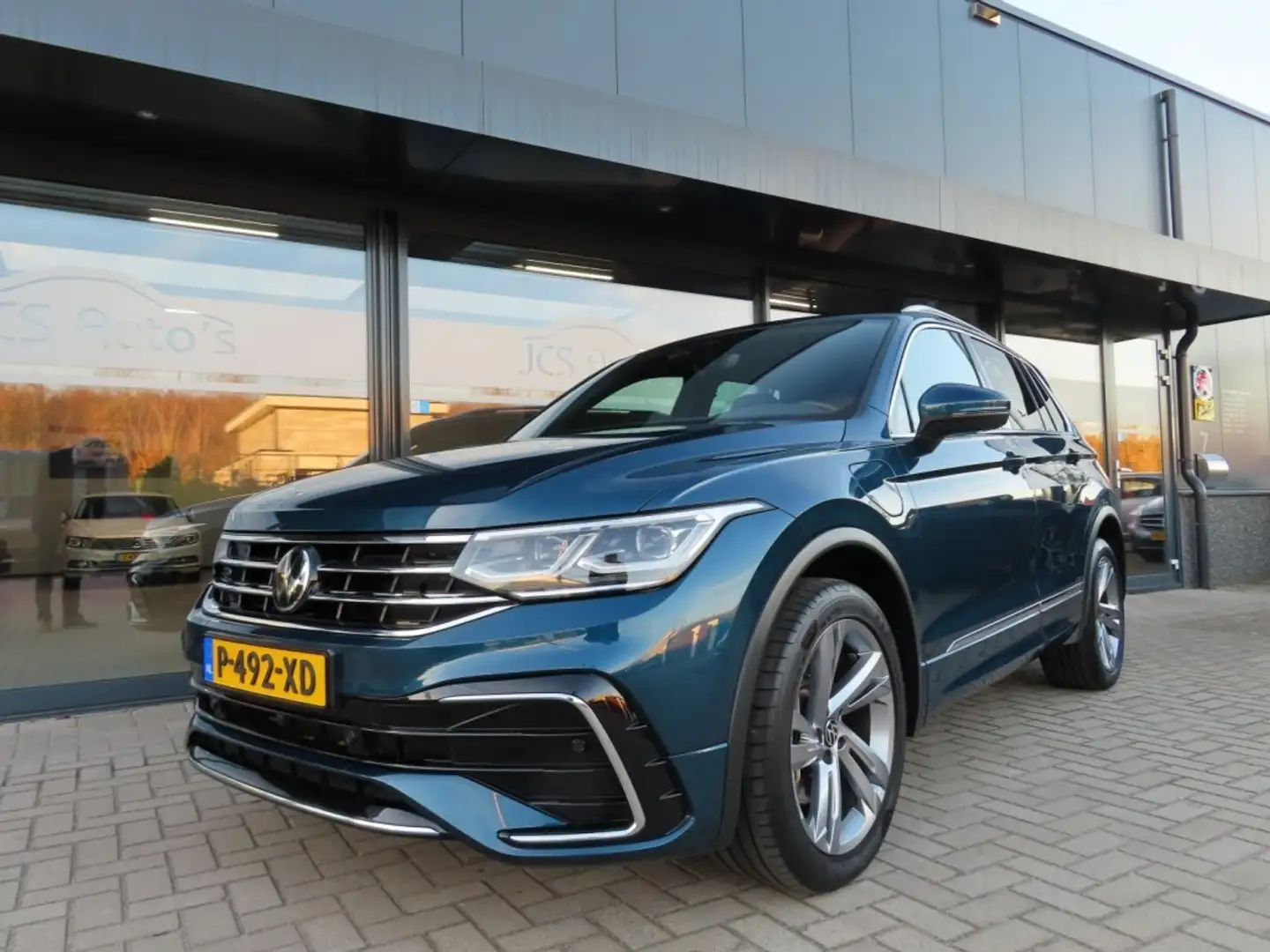 Volkswagen Tiguan 1.4 TSI eHybrid R-Line Business+ Pano Trekhaak Led Blau - 1