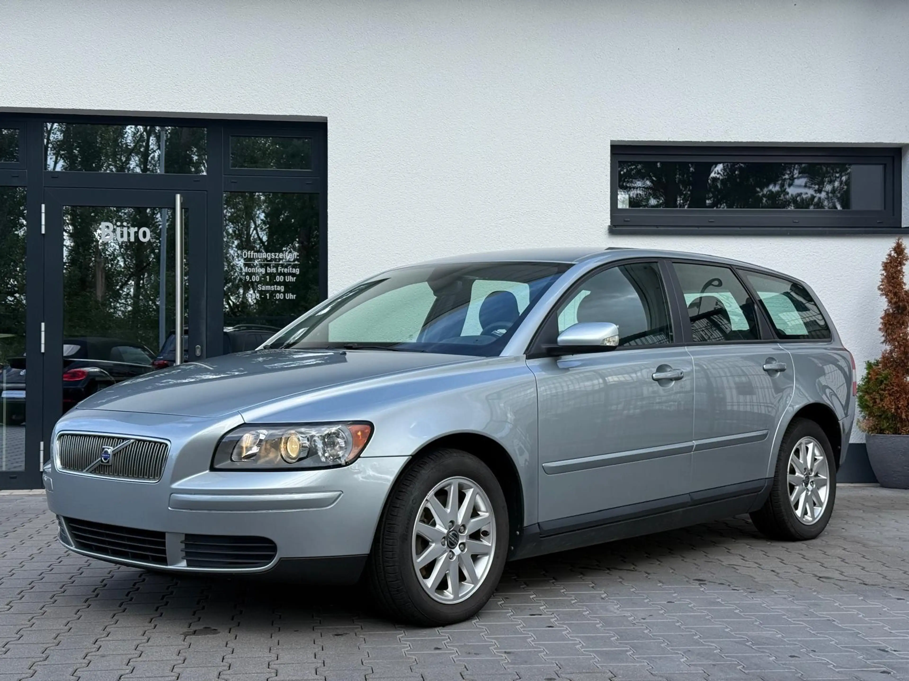 Volvo V50 2.4 Aut. KLIMAHU + Service NEU