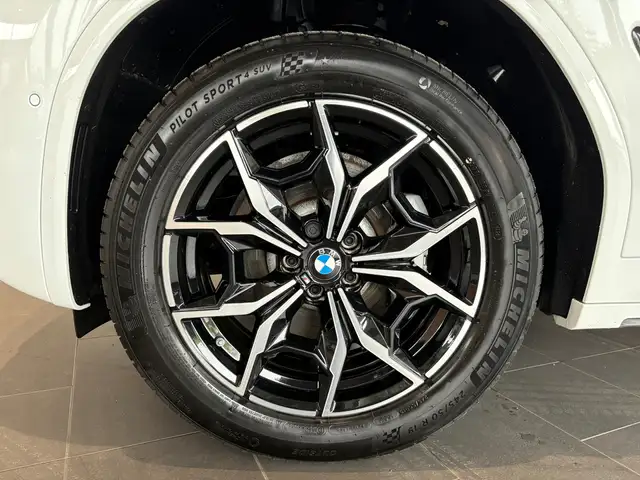 BMW X4 view 11