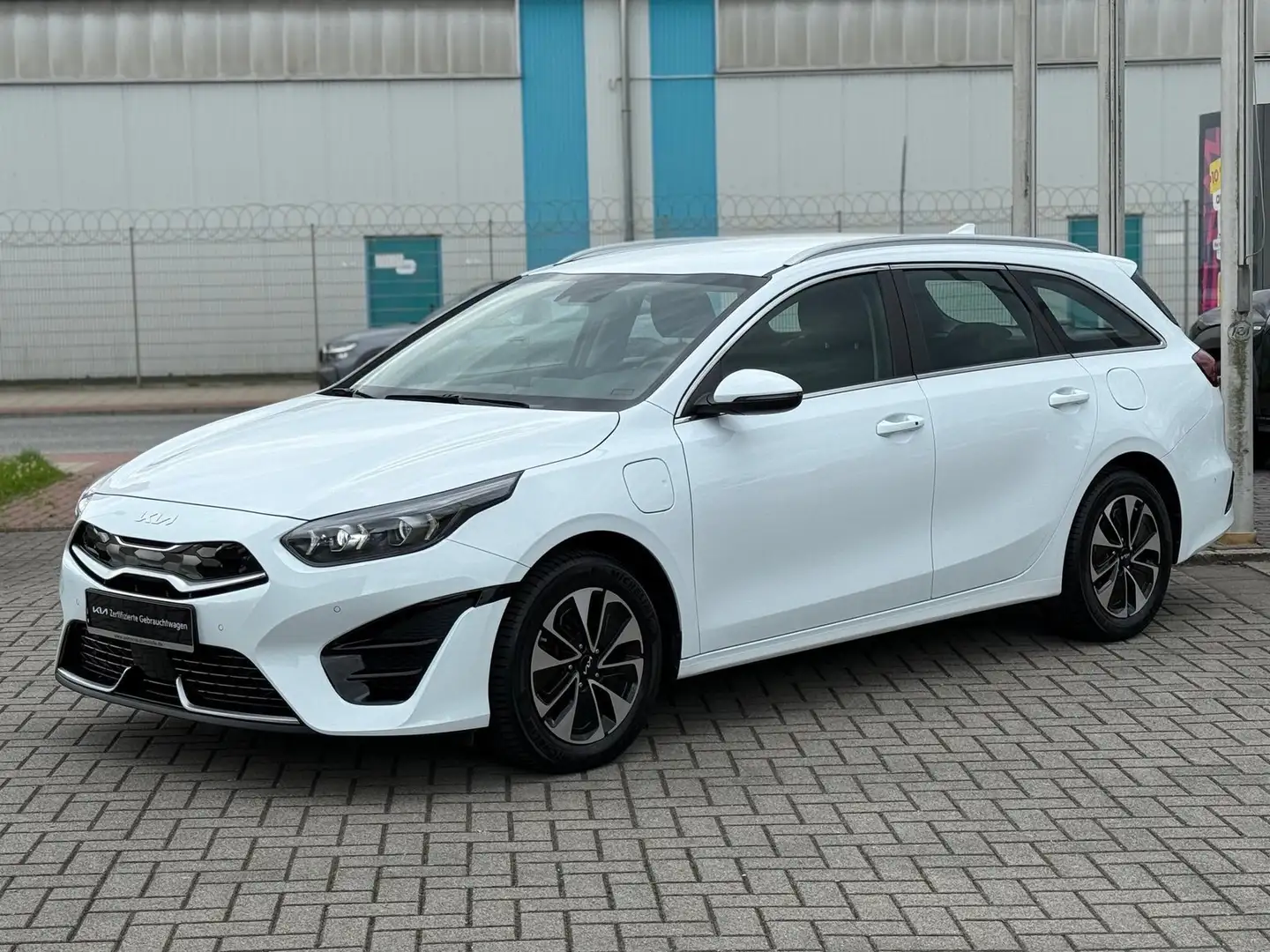Kia Ceed SW 1.6 PHEV Spirit~8*Fach~BCA~Navi~AHK~ White - 1