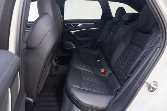 Audi RS6 Avant view 9