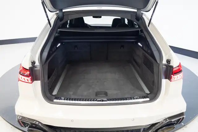 Audi RS6 Avant view 29