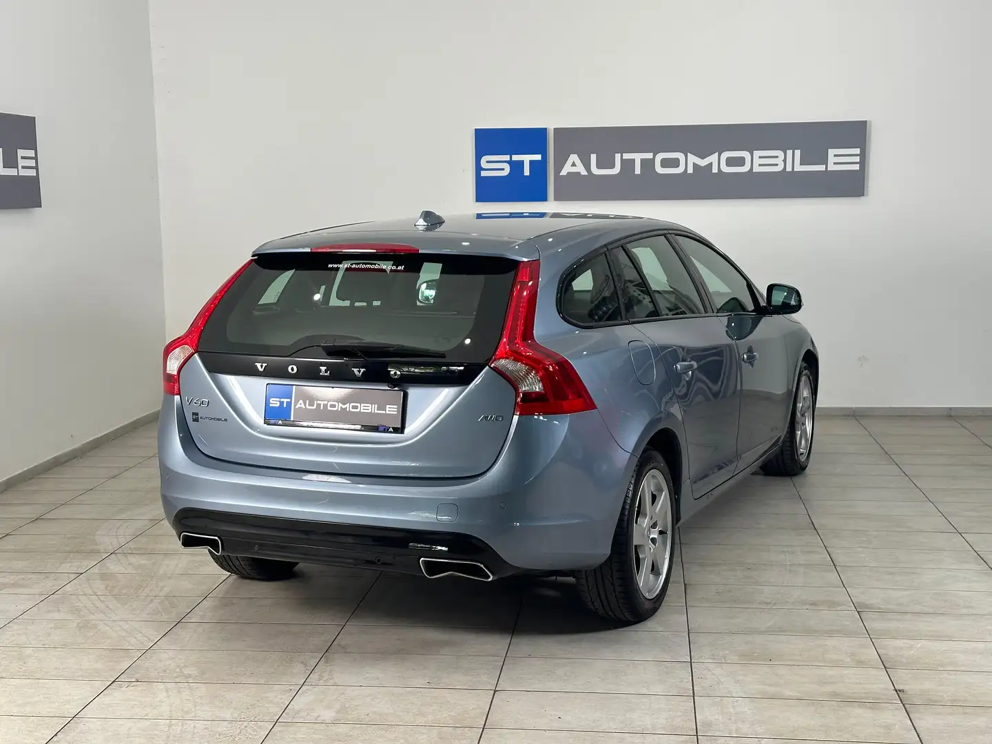 Volvo V60 2.4 D4 AWD Aut. // 1.BESITZ //NAVI // KAMERA // Blau - 2