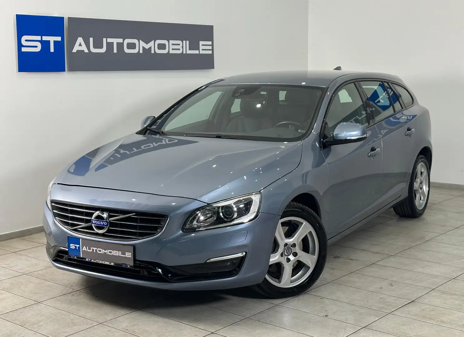 Volvo V60 2.4 D4 AWD Aut. // 1.BESITZ //NAVI // KAMERA // Blau - 1