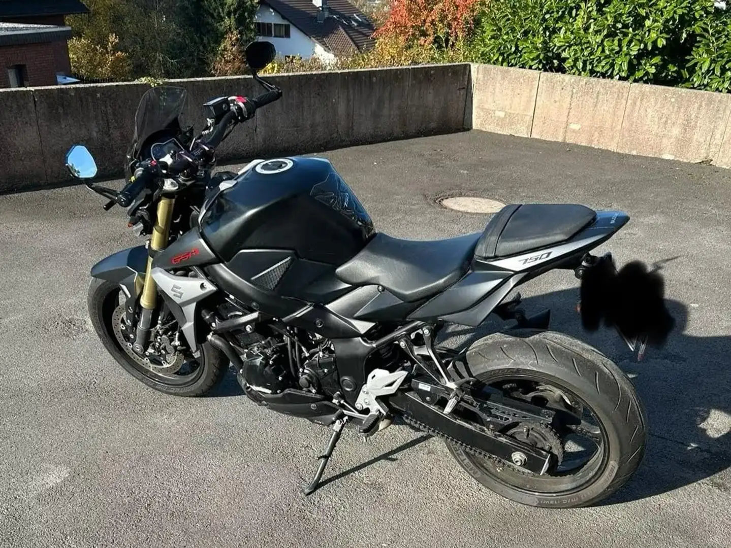 Suzuki GSR 750 Fekete - 2