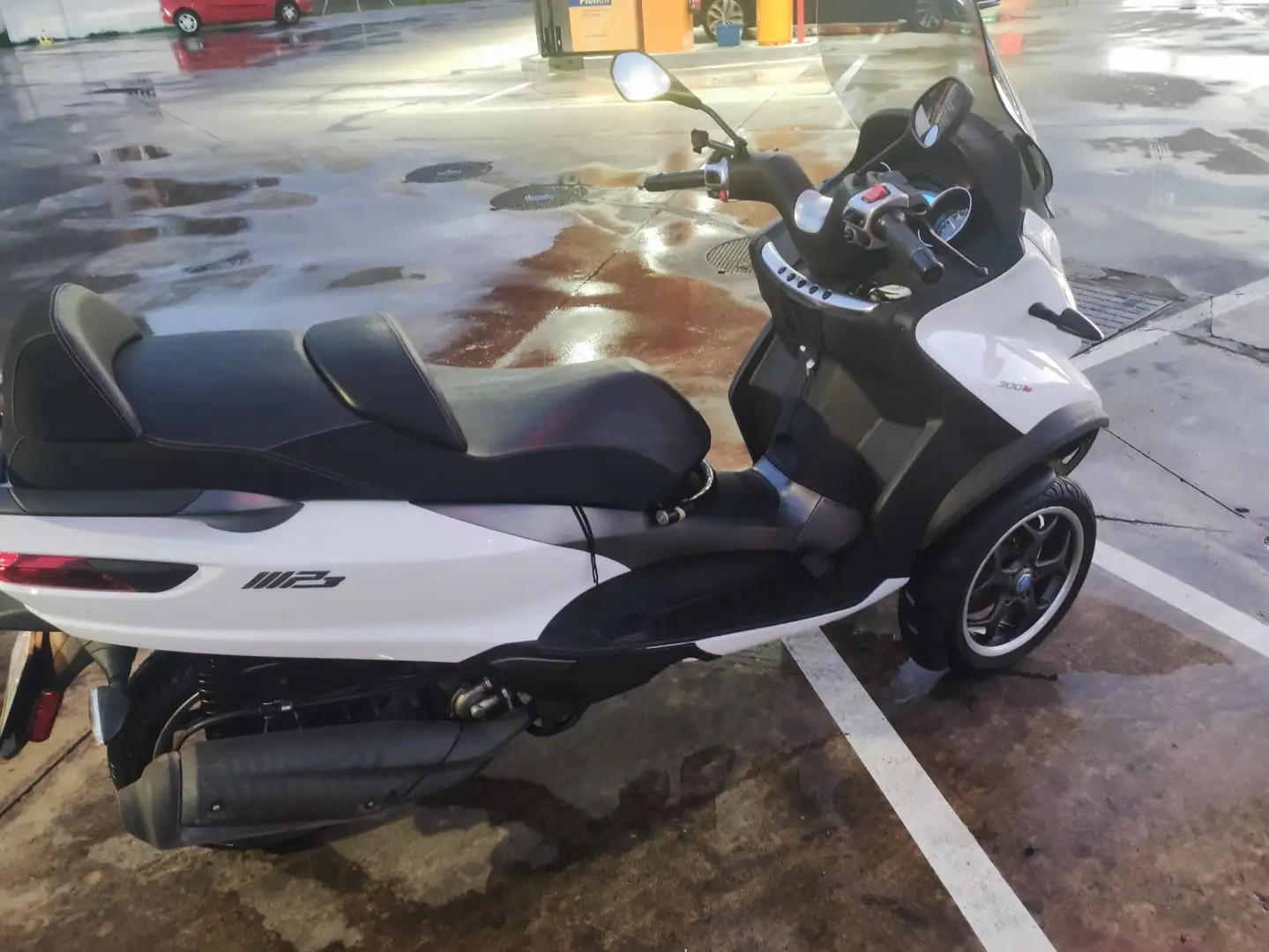 Piaggio MP3 300 Bílá - 1