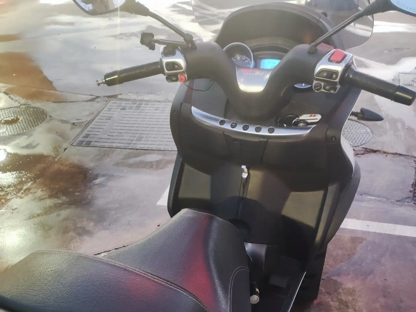 Piaggio MP3 300 Bílá - 2