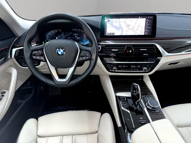 BMW 5 Series view 10