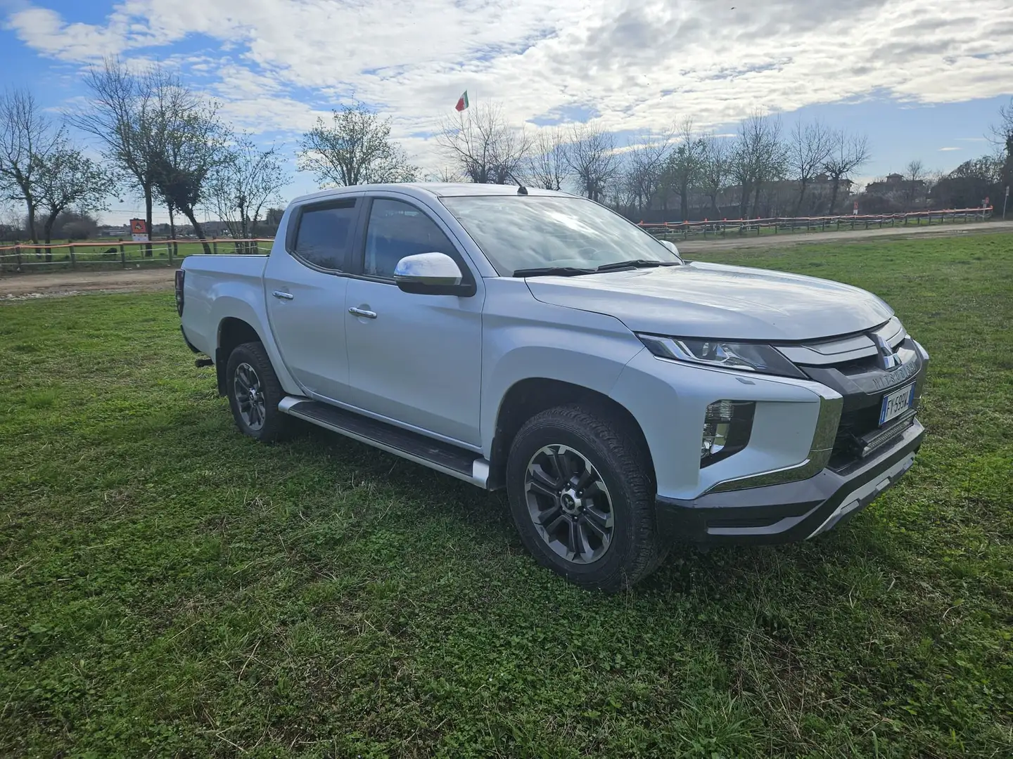 Mitsubishi L200 L200 d.cab 2.3d 4wd 150cv auto Bílá - 1