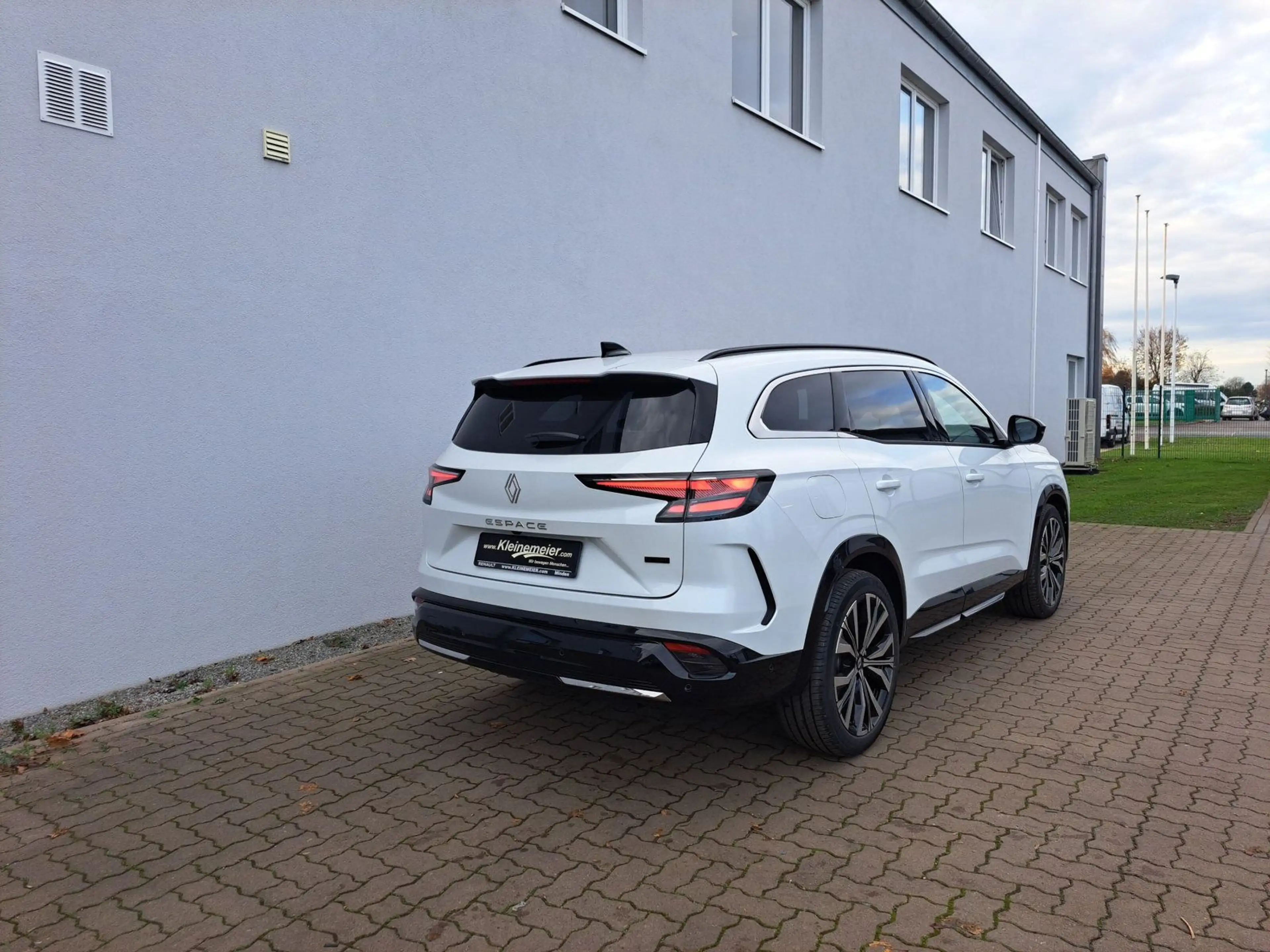 Renault Espace VI 1.2 E-TECH Hybrid 200 Iconic — photo 4