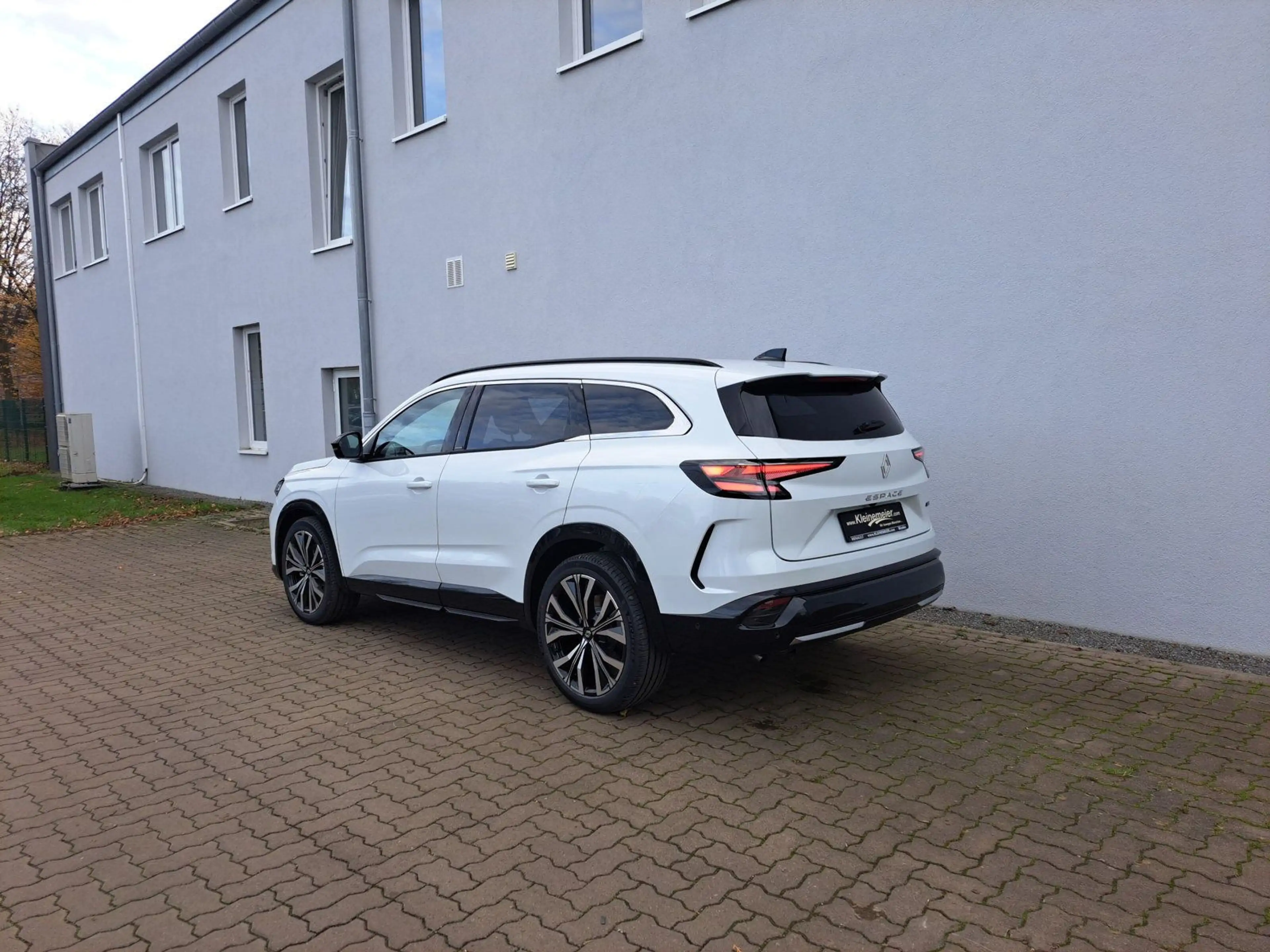 Renault Espace VI 1.2 E-TECH Hybrid 200 Iconic — photo 3
